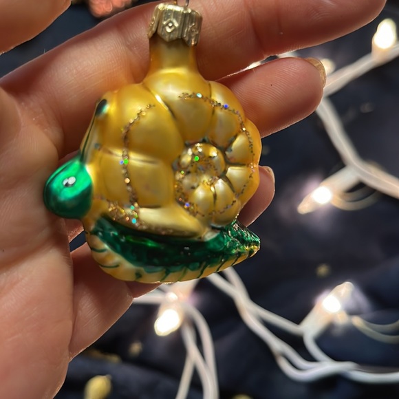 Sweet little small snail glass Christmas ornament - Picture 3 of 5
